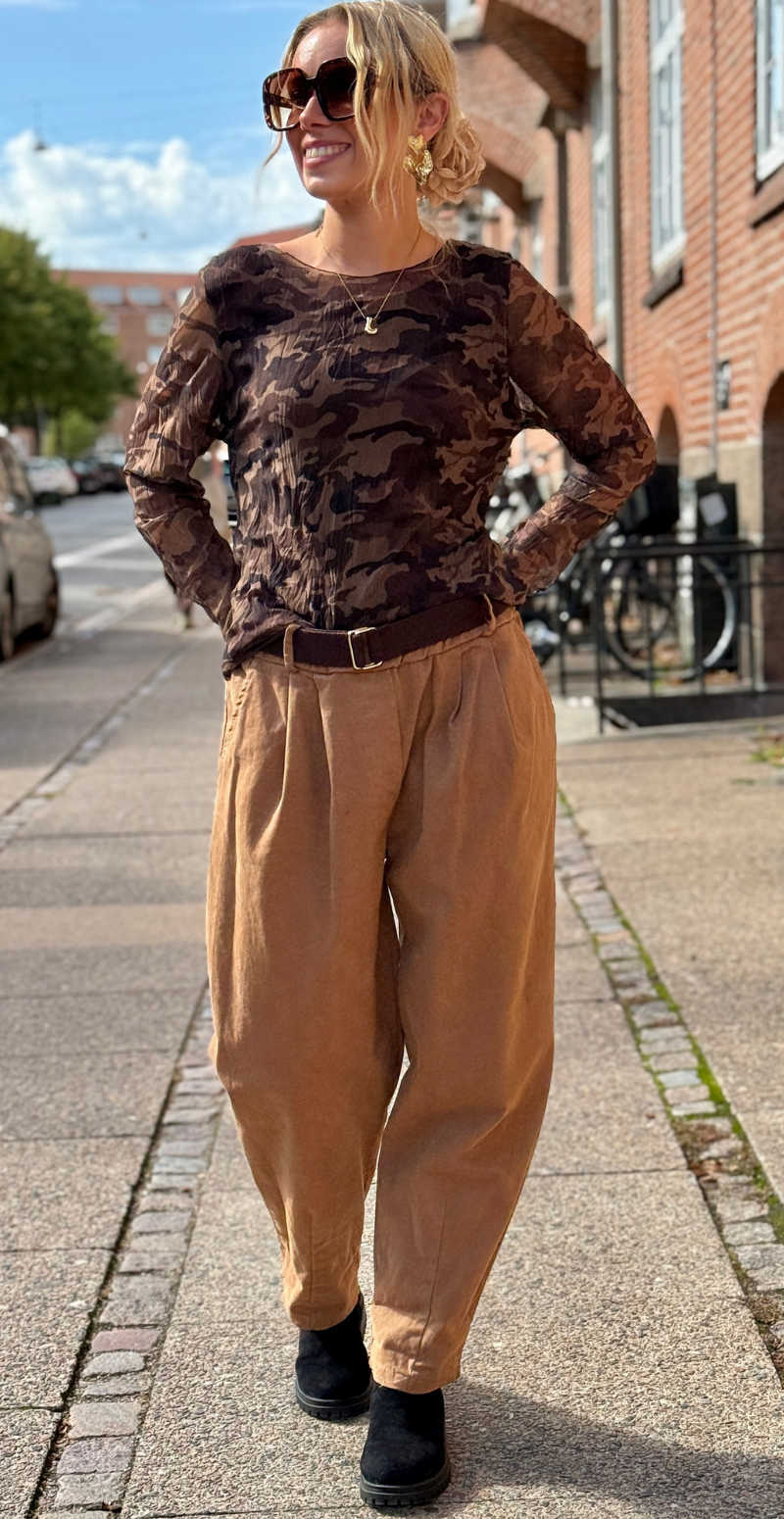 Therese bukser i twill med elastik i taljen og skrålommer camel LikeLondon