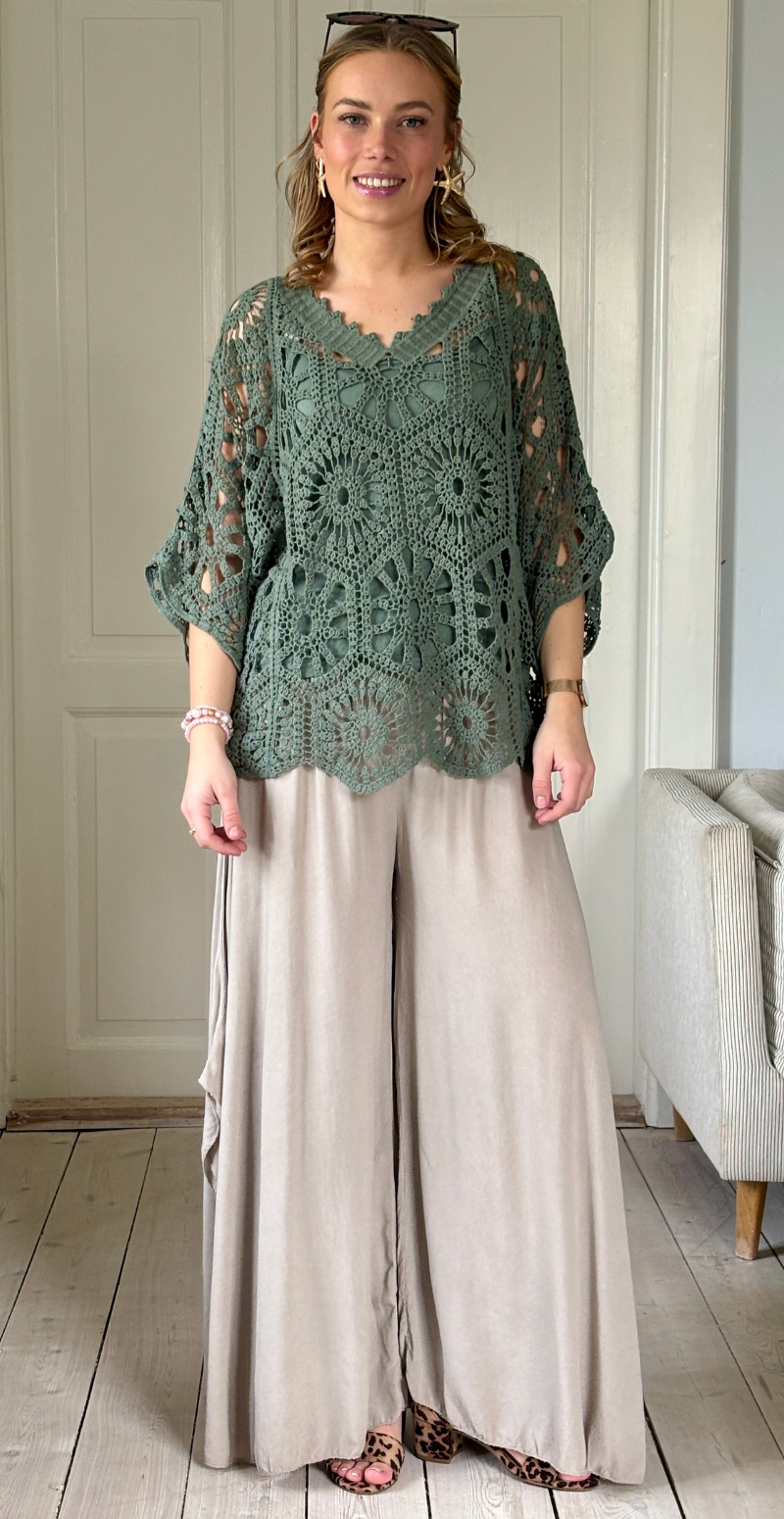 Cajsa hæklet bluse med v-hals og indertop khaki LikeLondon