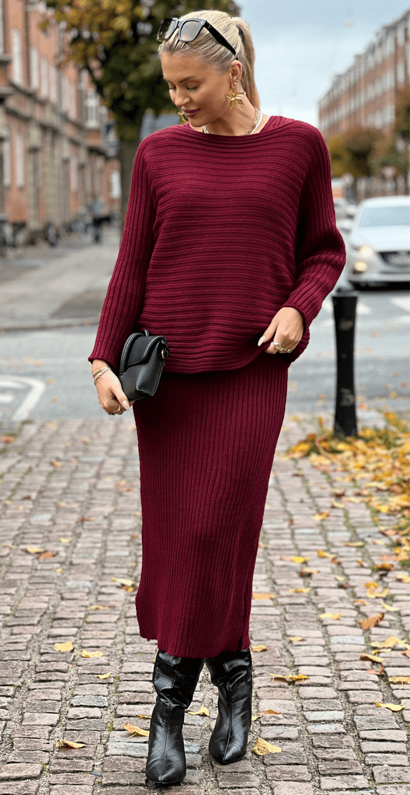 Forudbestil uge 47 Nala sæt med kjole og strik bordeaux LikeLondon