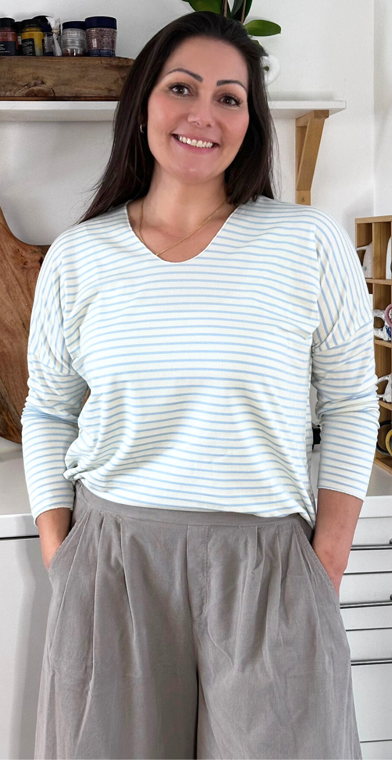 Evita bluse med v-hals og striber lysblå LikeLondon By Christina