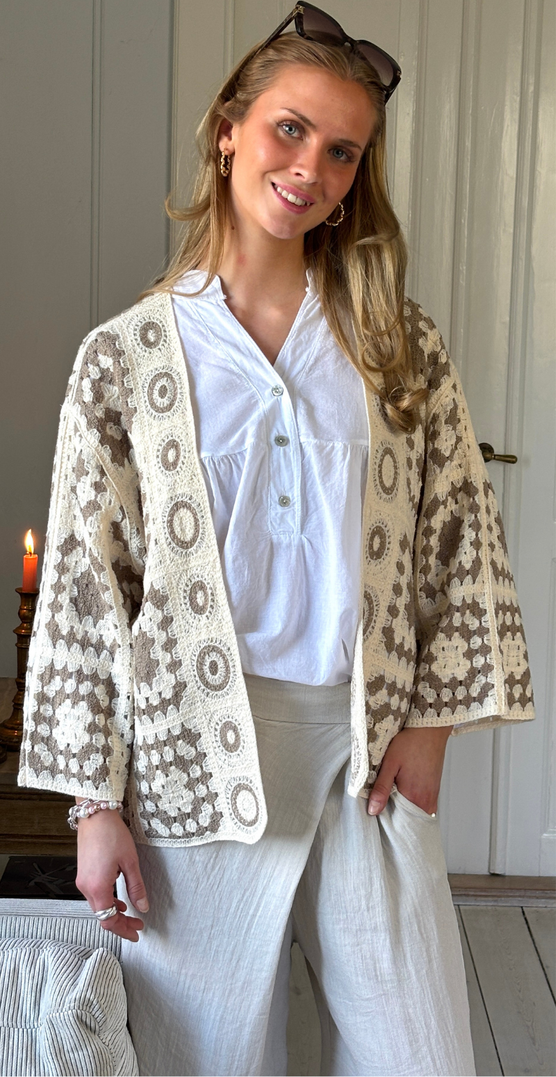 Cindy kort hæklet patchwork cardigan beige LikeLondon