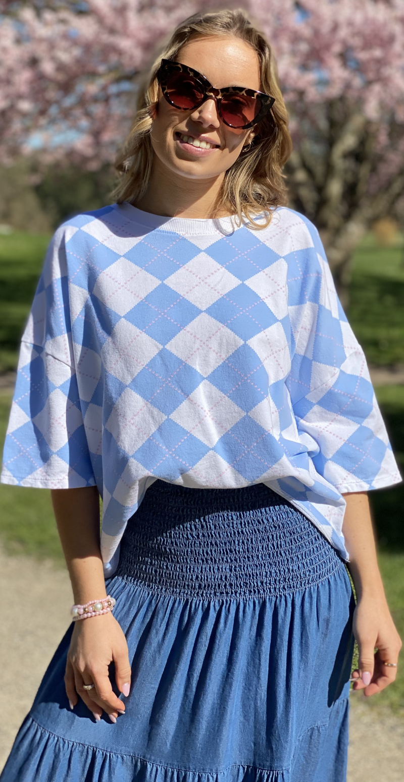 Megan kortærmet bluse med harlekintern lysblå LikeLondon