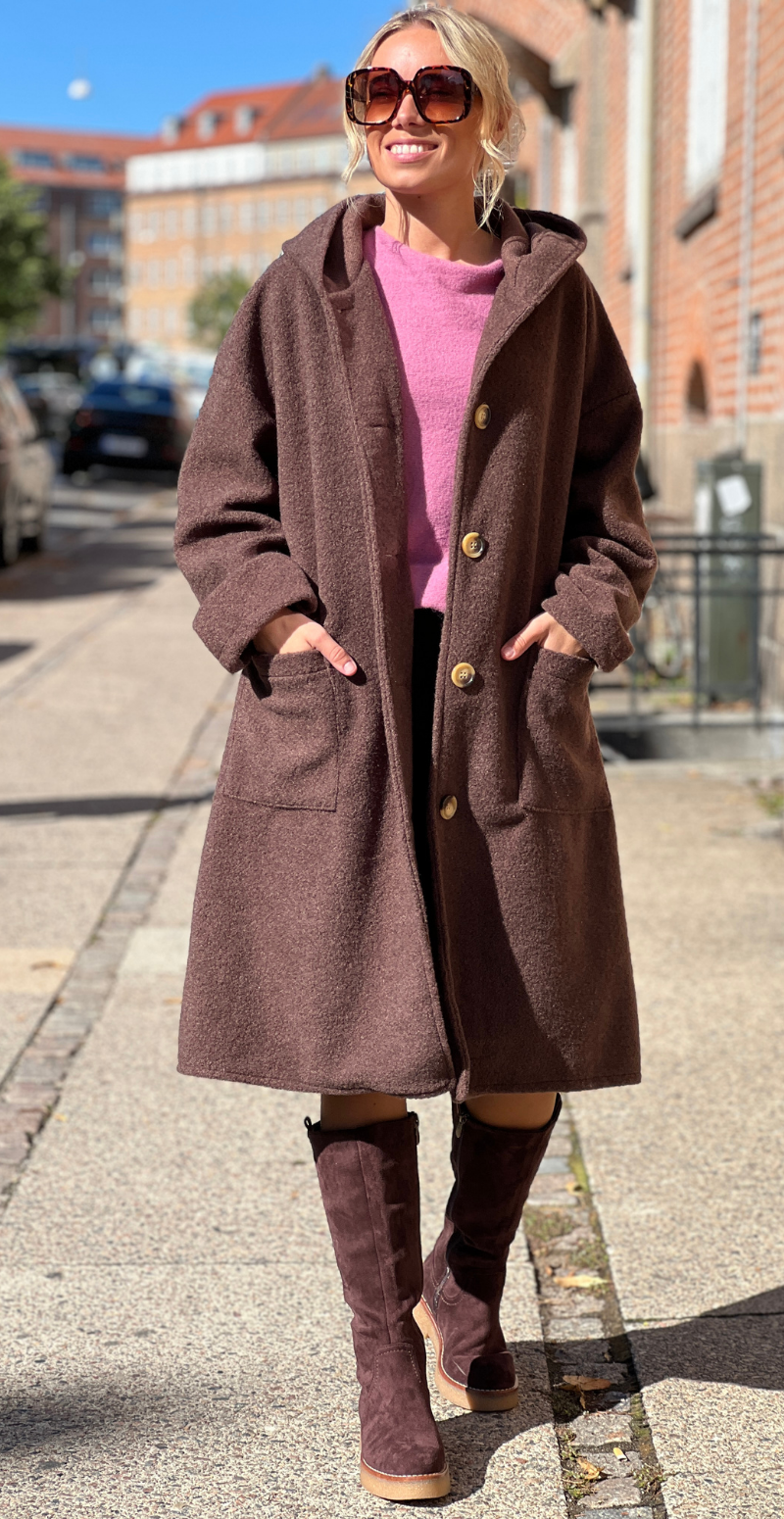 Tori jakke med hætte, lommer og knapper brun LikeLondon