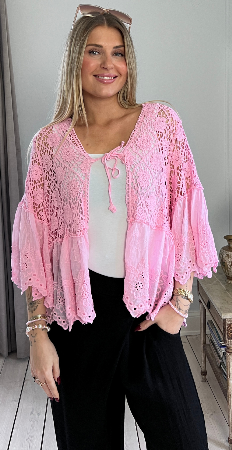 Carma hæklet bluse med blonder og bindelukning rosa LikeLondon