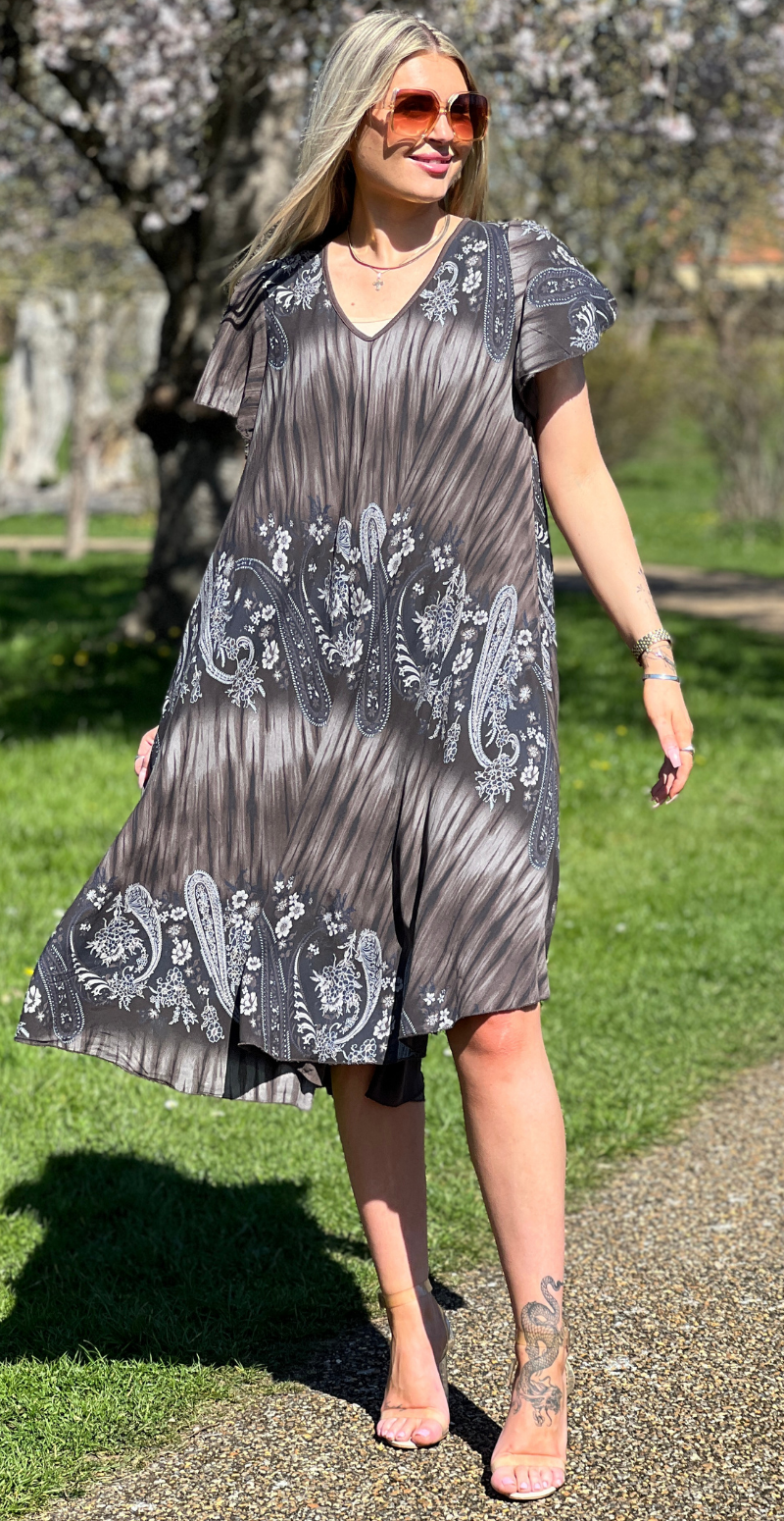 Leonora kortærmet kjole med paisley print coffee LikeLondon