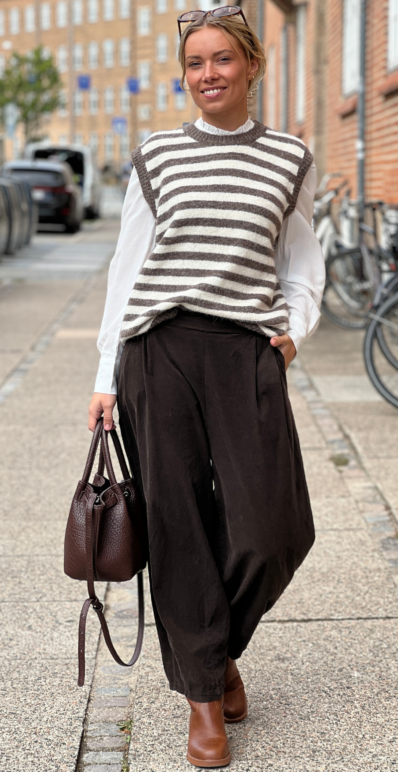 Fable strikvest i uld med striber taupe LikeLondon
