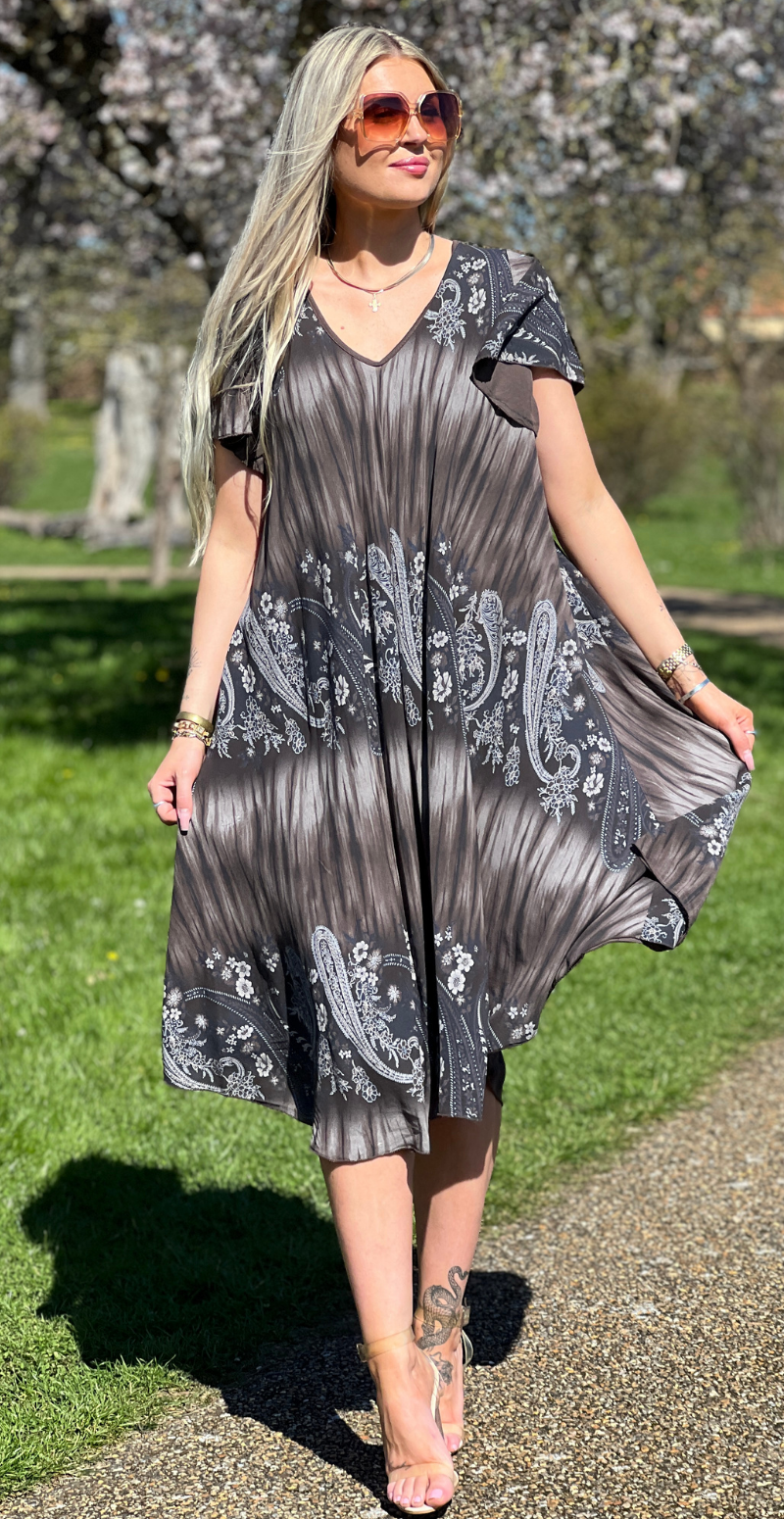 Leonora kortærmet kjole med paisley print coffee LikeLondon