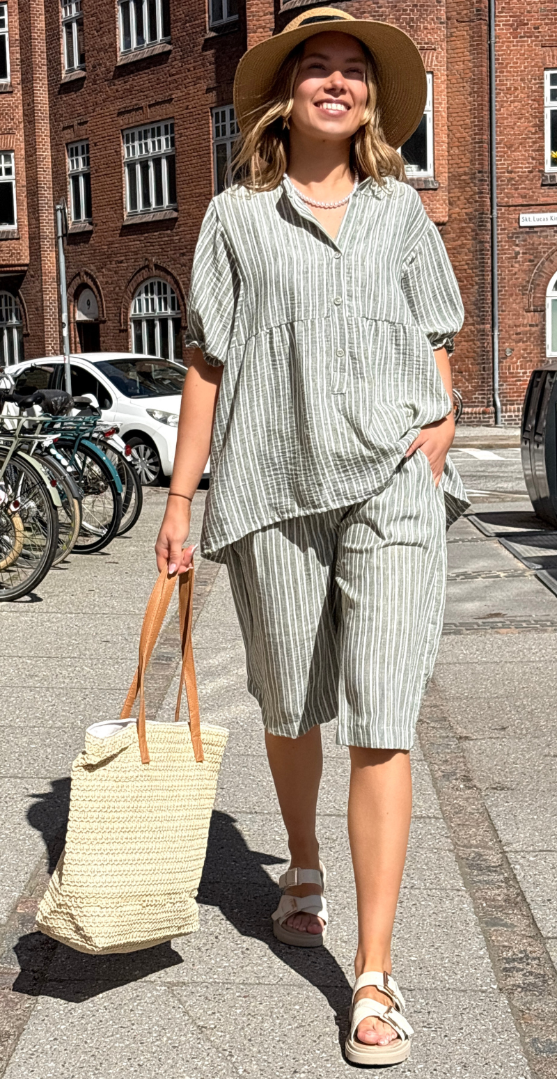 Merle stribet bluse med pufærmer og stolpelukning khaki LikeLondon