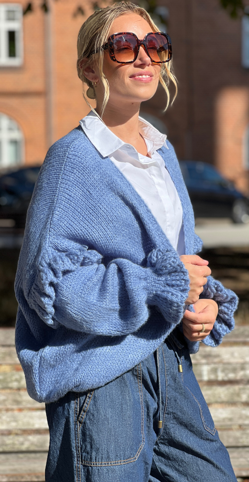 Skylar strikcardigan med flæsedetaljer på ærmet jeans LikeLondon