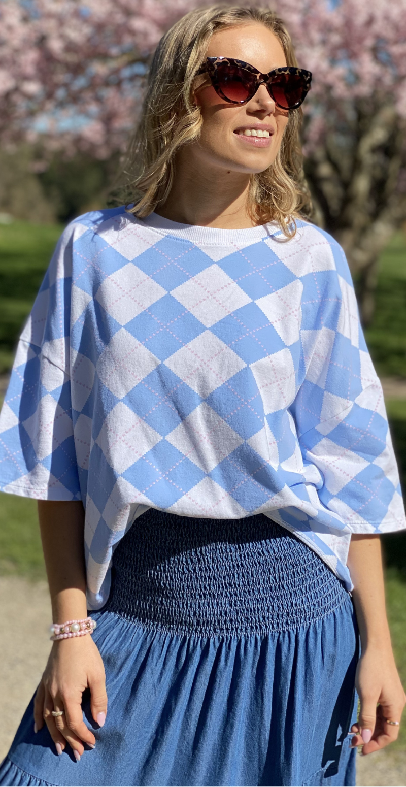 Megan kortærmet bluse med harlekintern lysblå LikeLondon