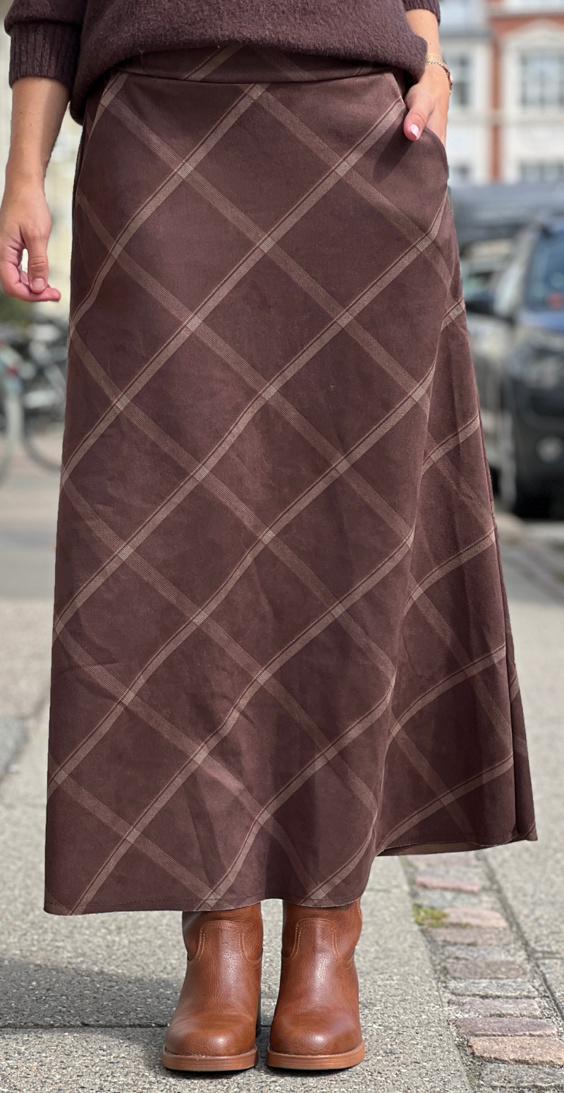 Ludwiga lang ternet nederdel med lommer i ruskind dark brown LikeLondon