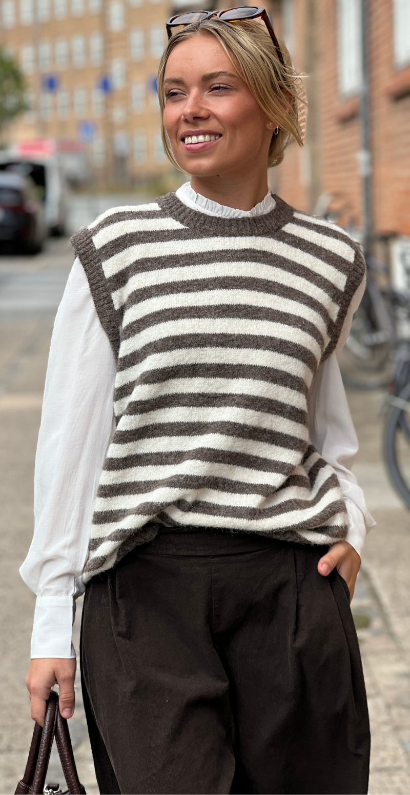 Fable strikvest i uld med striber taupe LikeLondon