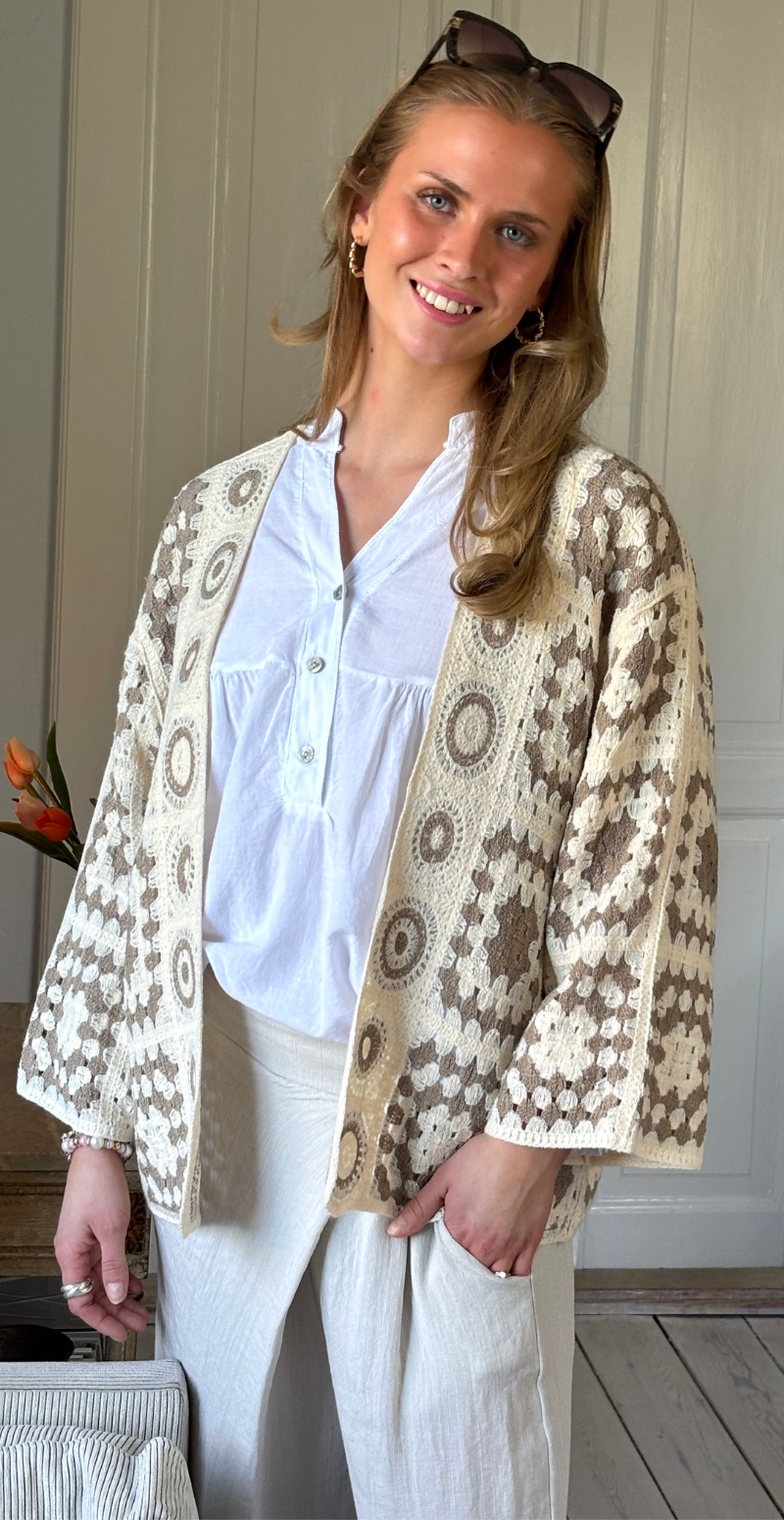 Cindy kort hæklet patchwork cardigan beige LikeLondon
