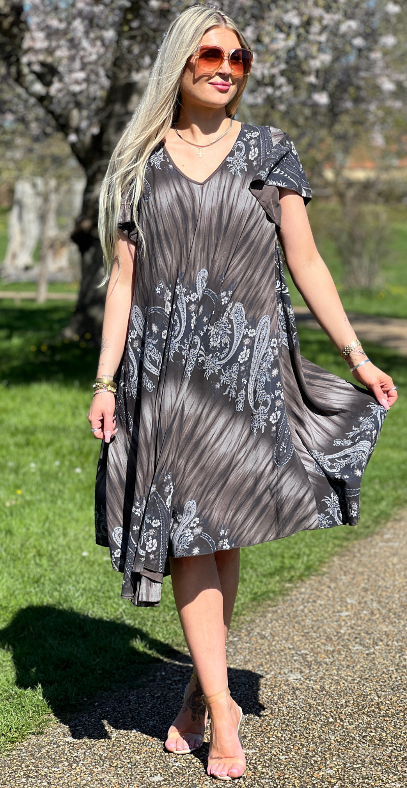 Leonora kortærmet kjole med paisley print coffee LikeLondon