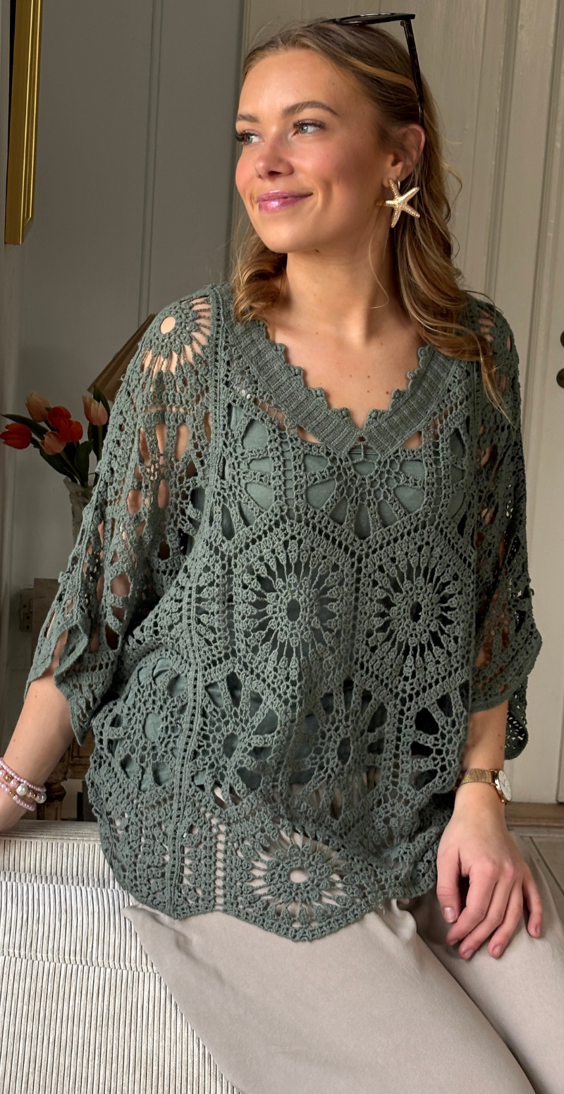 Cajsa hæklet bluse med v-hals og indertop khaki LikeLondon