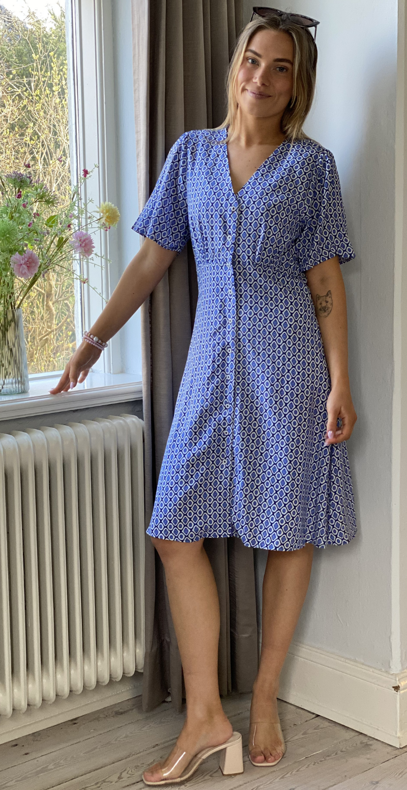 Joella kort kjole med v-hals medieval blue medallion B.young