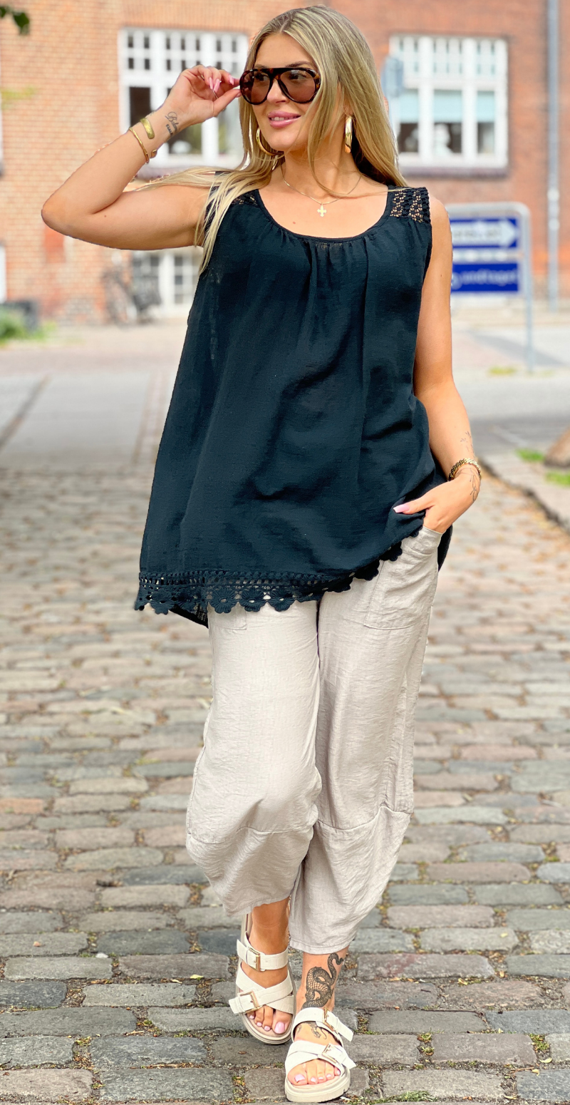 Ina bluse med blondedetaljer sort LikeLondon