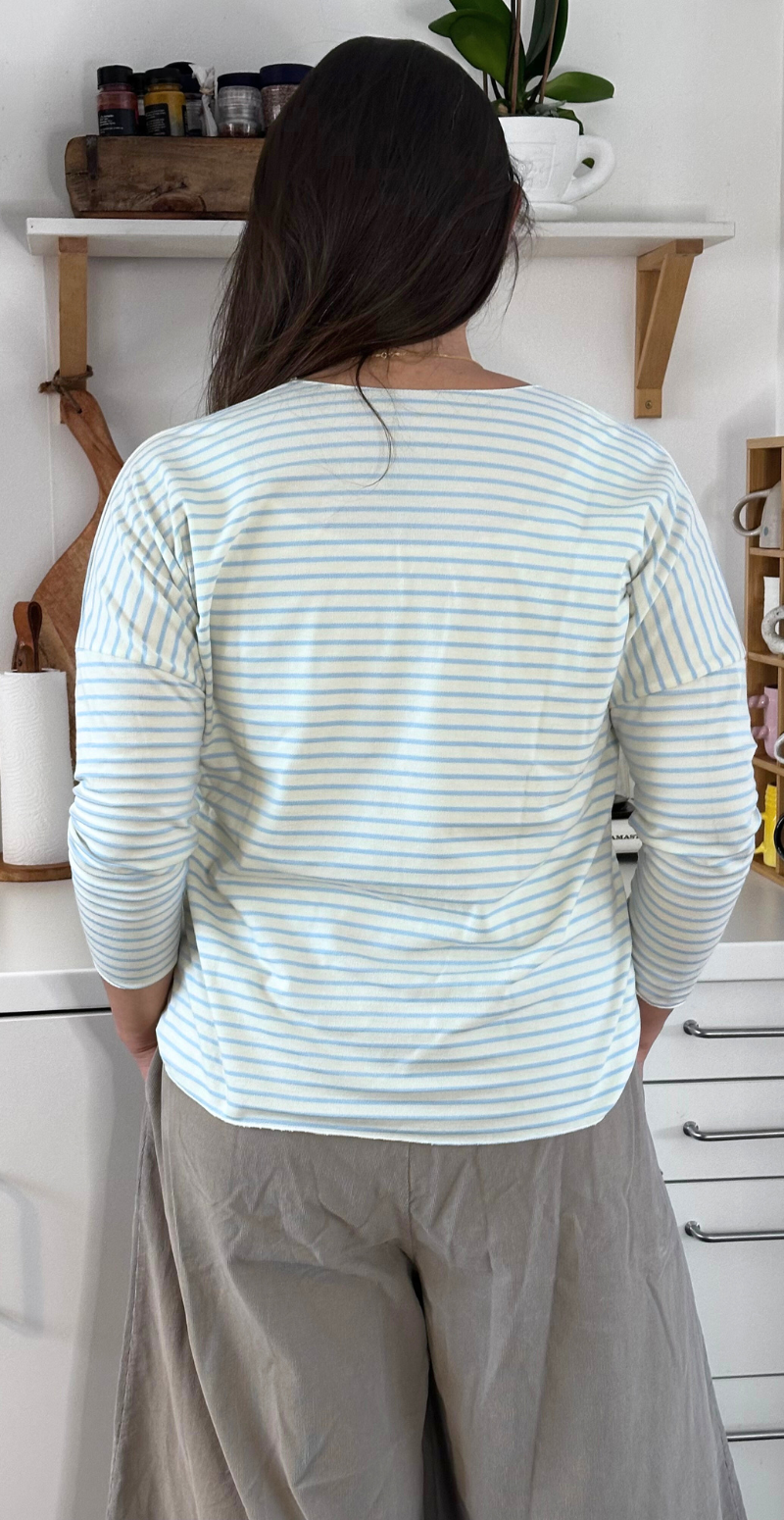 Evita bluse med v-hals og striber lysblå LikeLondon By Christina