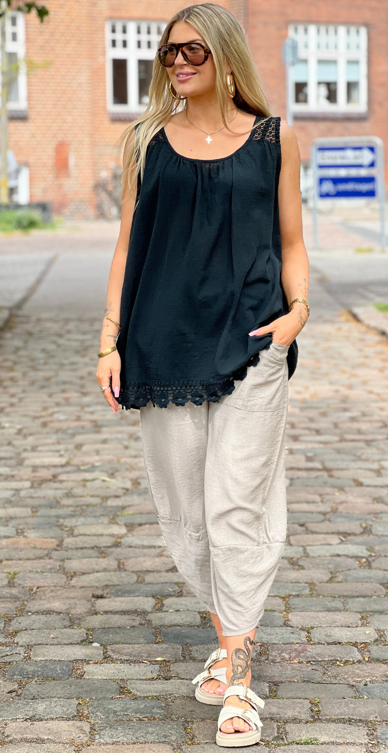 Ina bluse med blondedetaljer sort LikeLondon