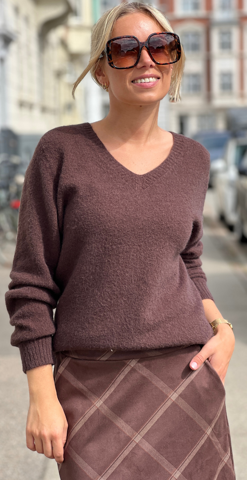 Karen ensfarvet strikbluse med v-hals brun LikeLondon