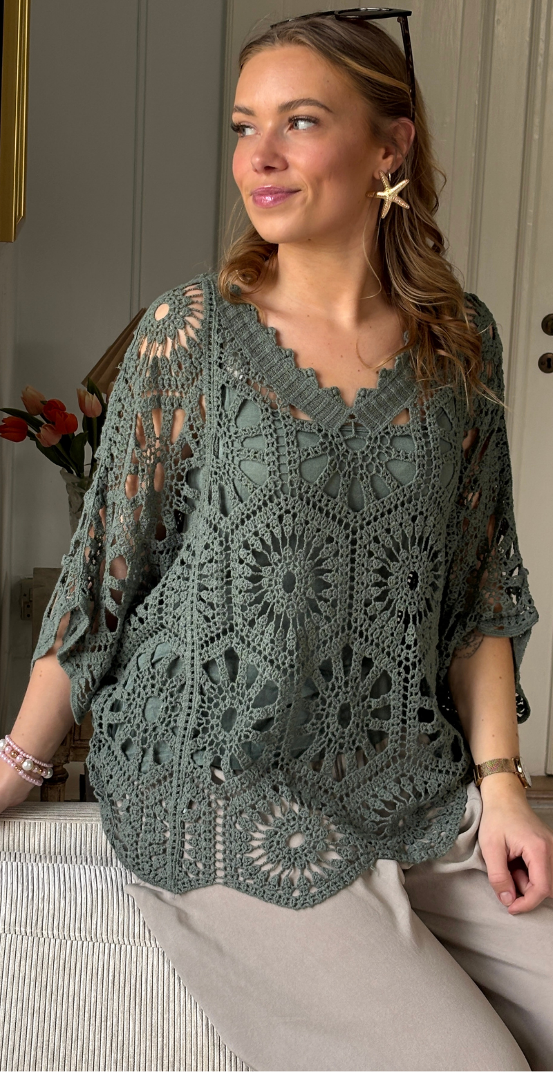 Cajsa hæklet bluse med v-hals og indertop khaki LikeLondon