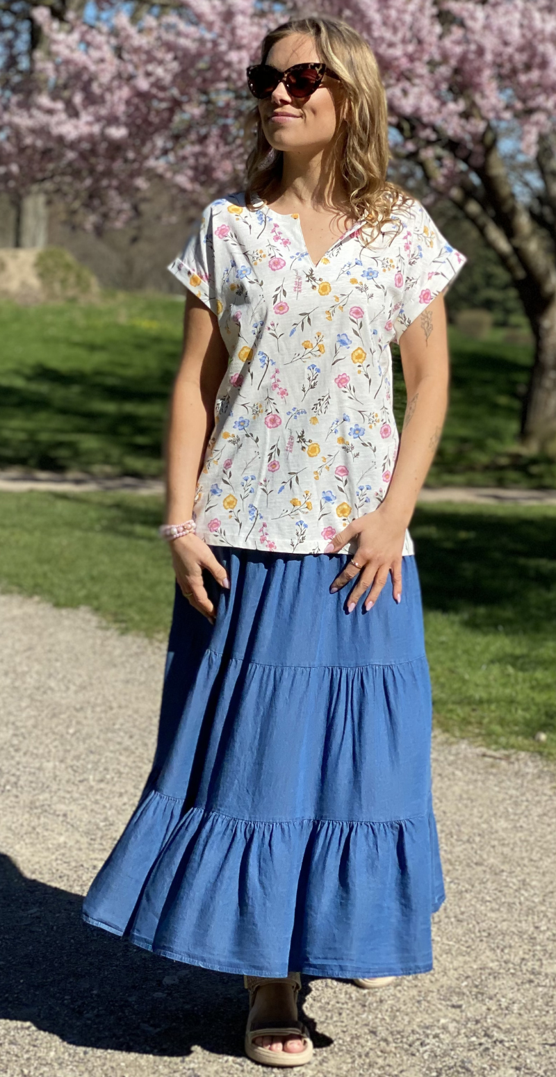 Viva T-shirt med v-hals og blomster star off-white w. golden haze Freequent