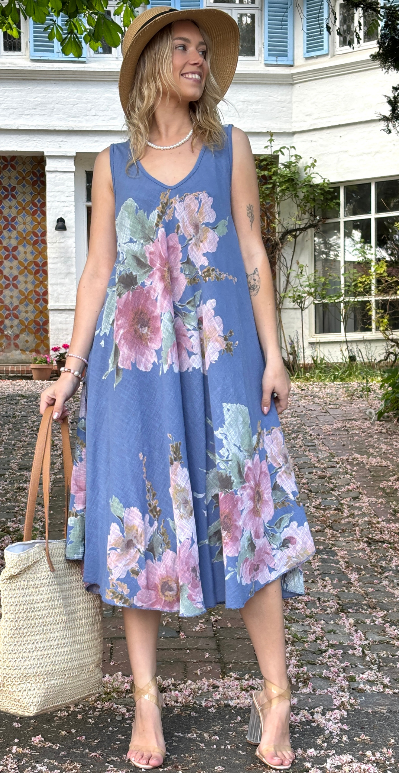 Faye kjole med brede stropper og blomstermotiv blå LikeLondon