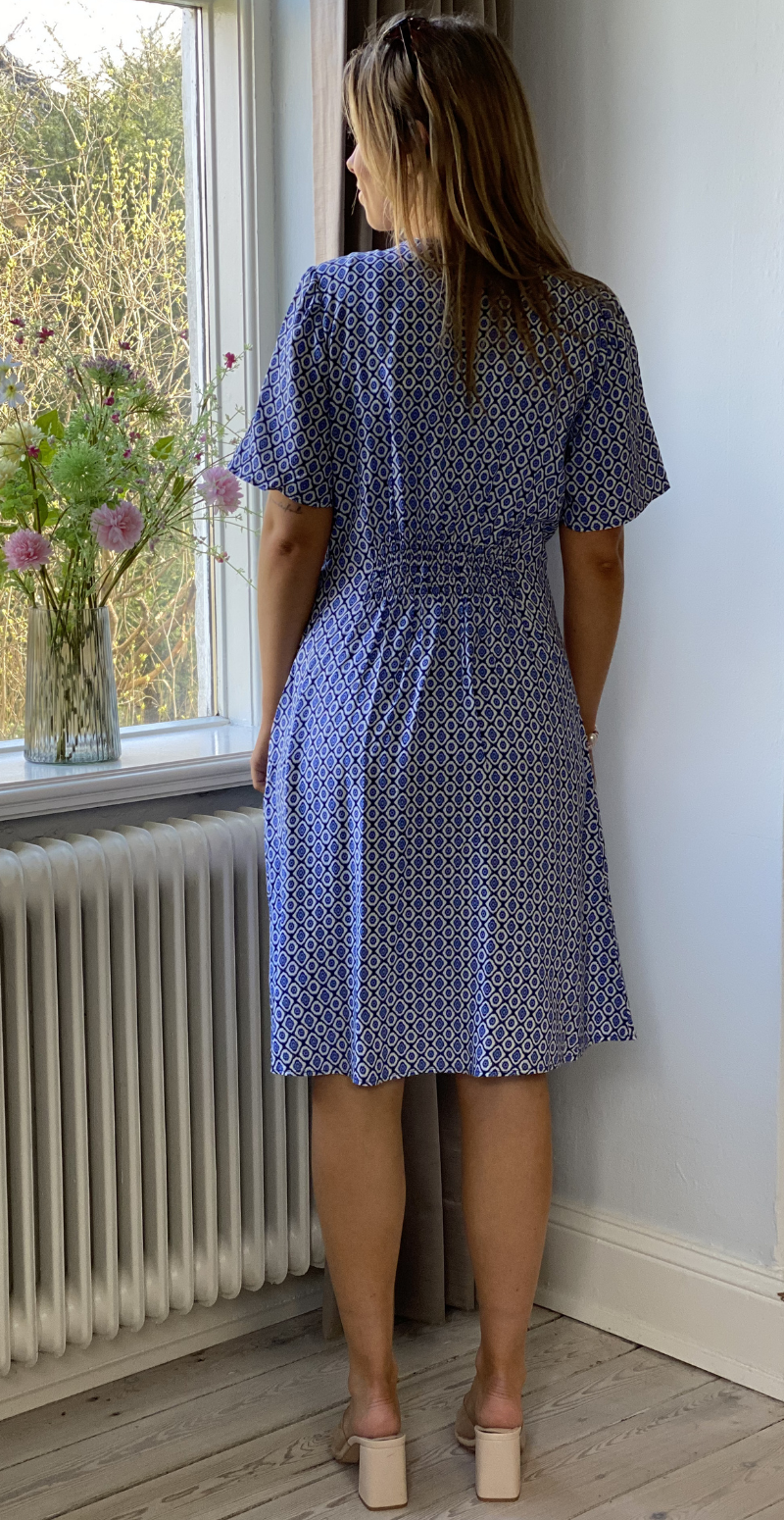 Joella kort kjole med v-hals medieval blue medallion B.young