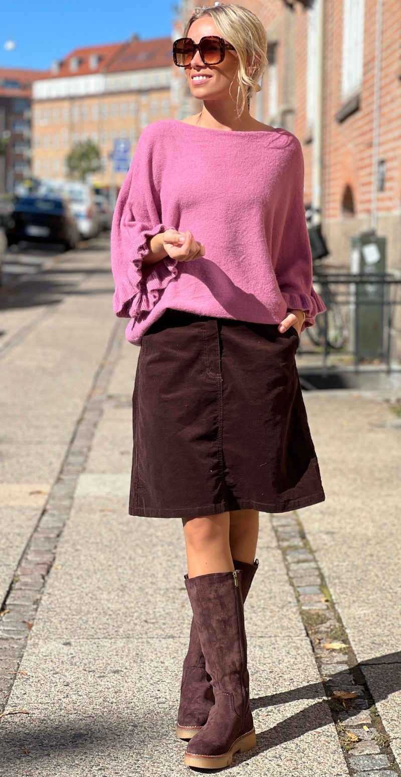 Louise strikbluse i baby alpaca med flæsedetaljer og 3/4 ærmer onion LikeLondon