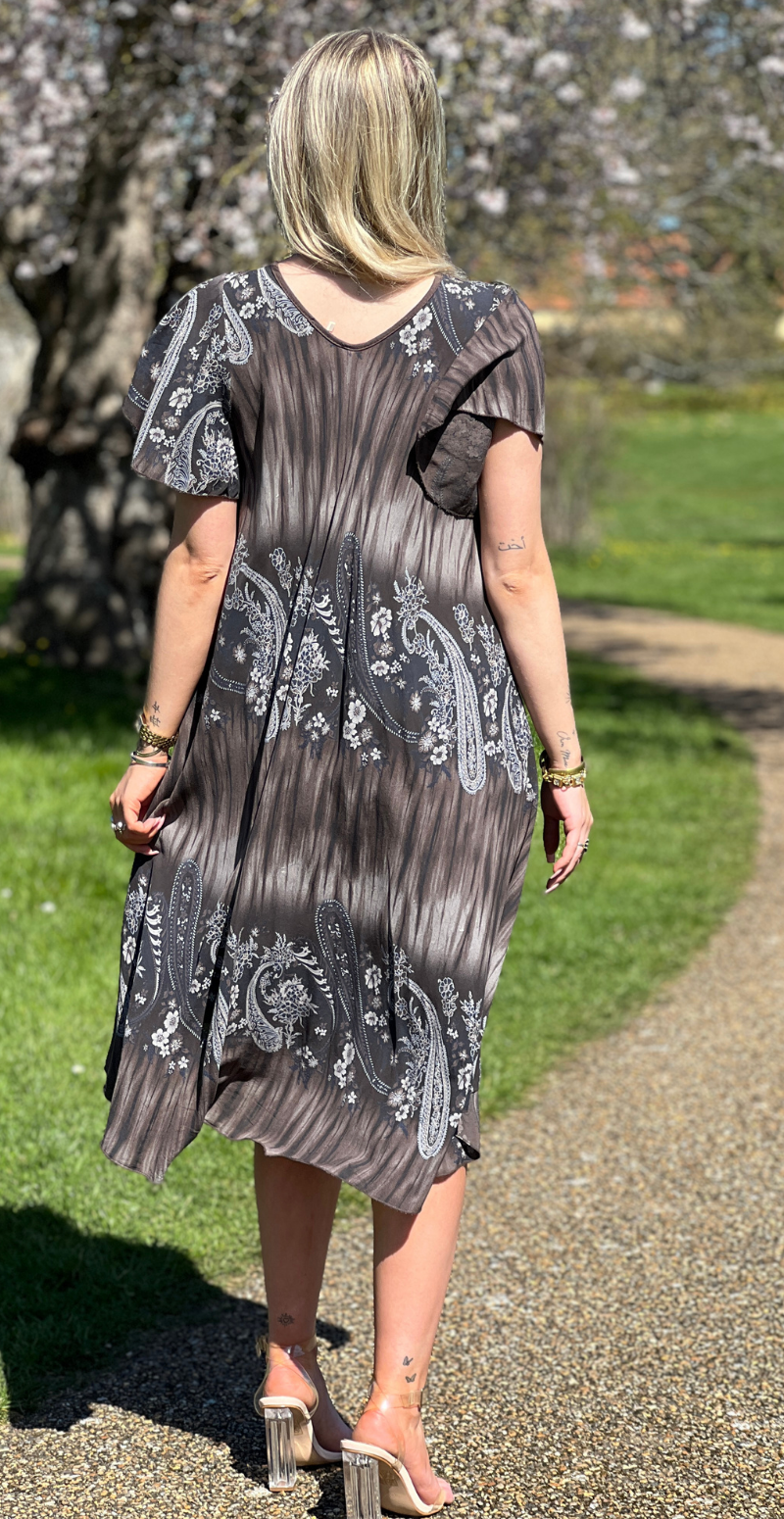 Leonora kortærmet kjole med paisley print coffee LikeLondon