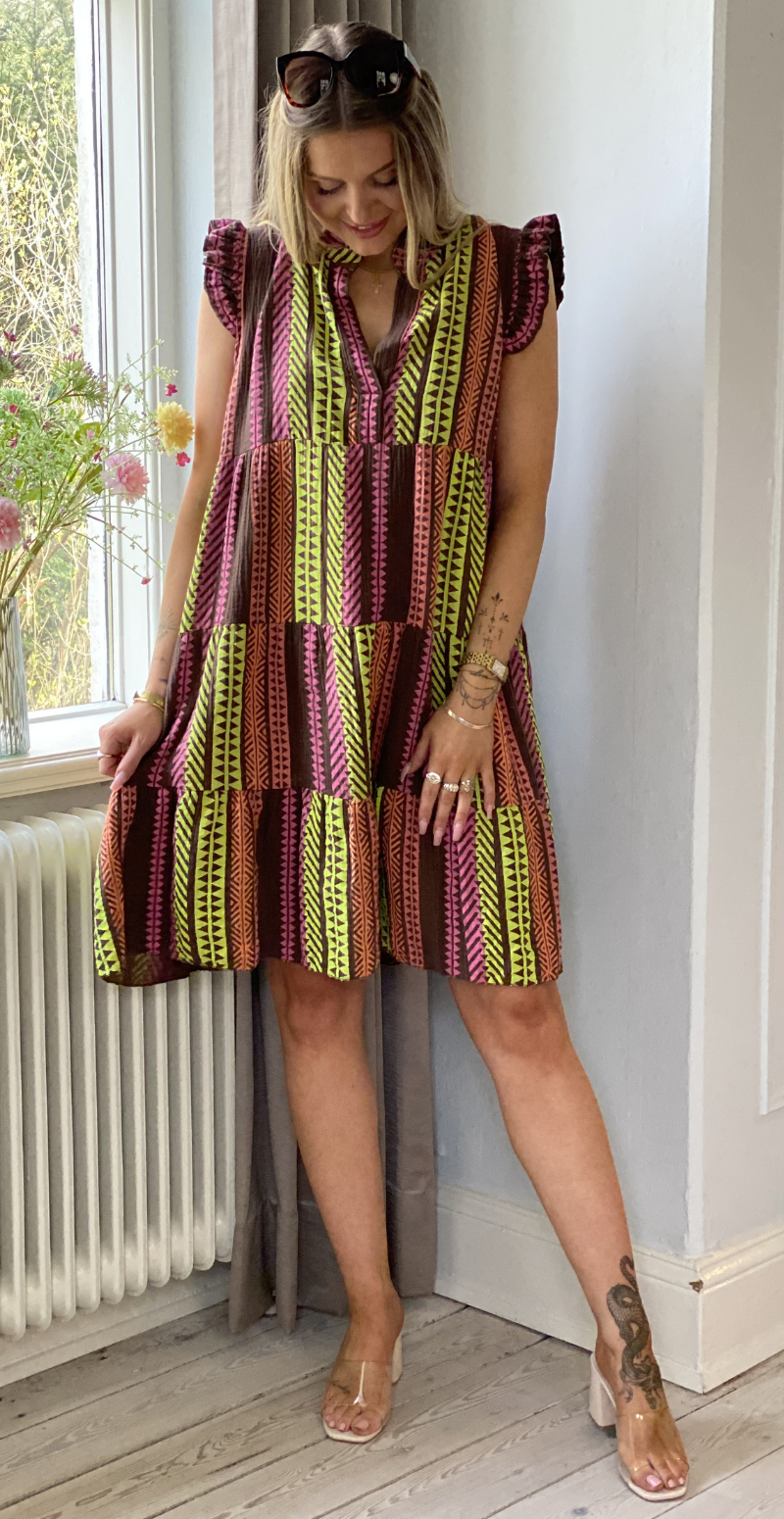 Fransiska kort kjole med peplum og grafisk mønster brun LikeLondon