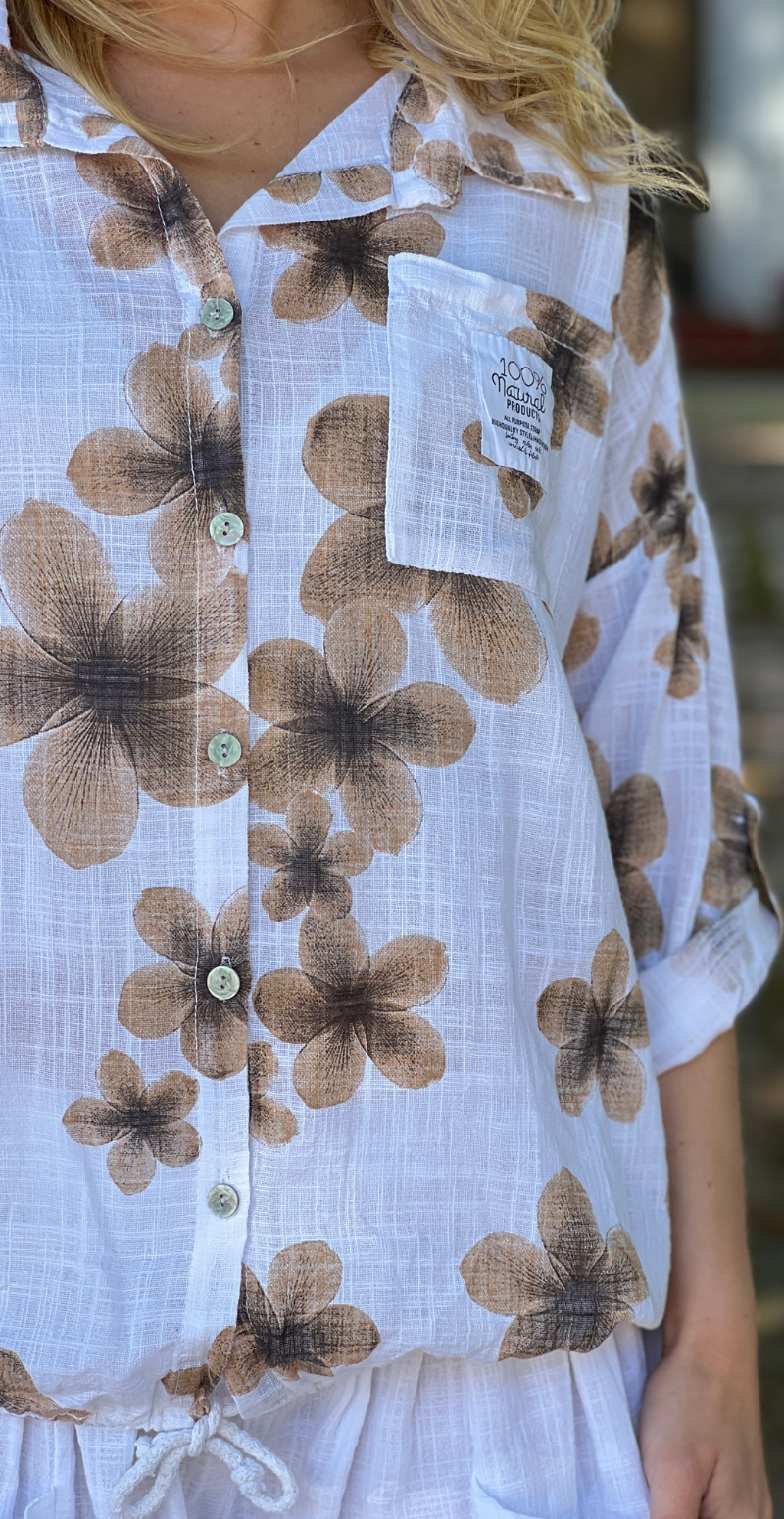 Grinda skjorte med store blomster og brystlomme hvid/brun LikeLondon