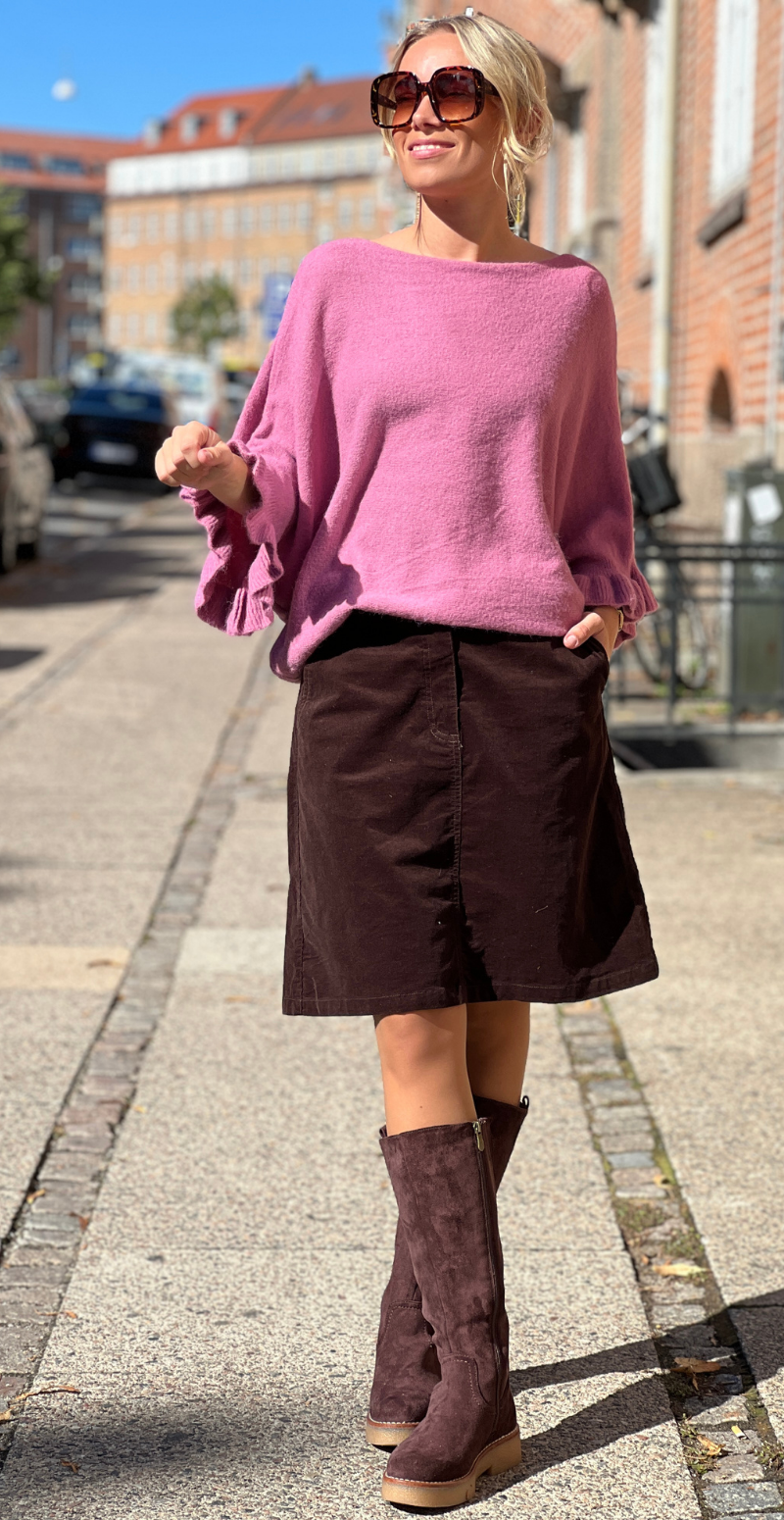 Louise strikbluse i baby alpaca med flæsedetaljer og 3/4 ærmer onion LikeLondon