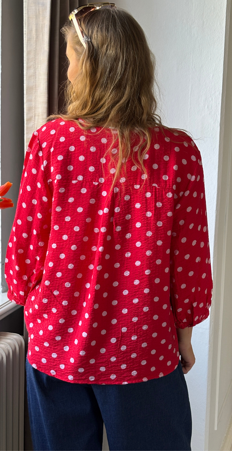 Alma bluse i krepp kvalitet med prikker true red w. sweet lilac Freequent