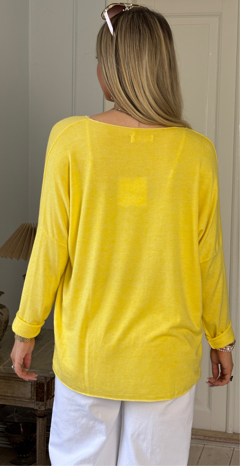 Tilda bluse med v-hals og 3 blomster med perler gul LikeLondon
