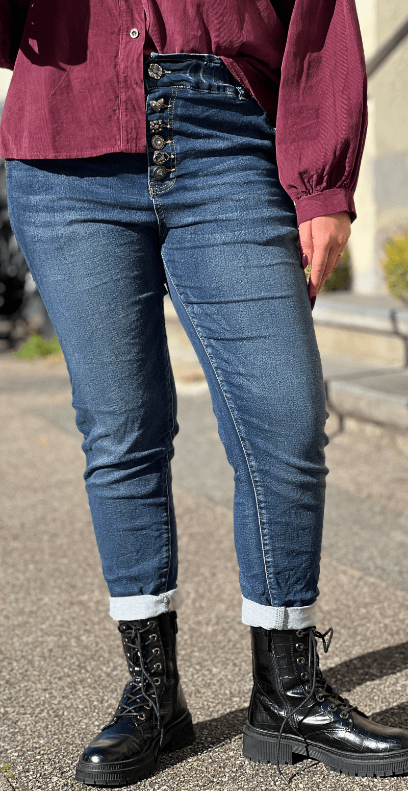 Janice jeans med smykke detaljer på knapperne LikeLondon