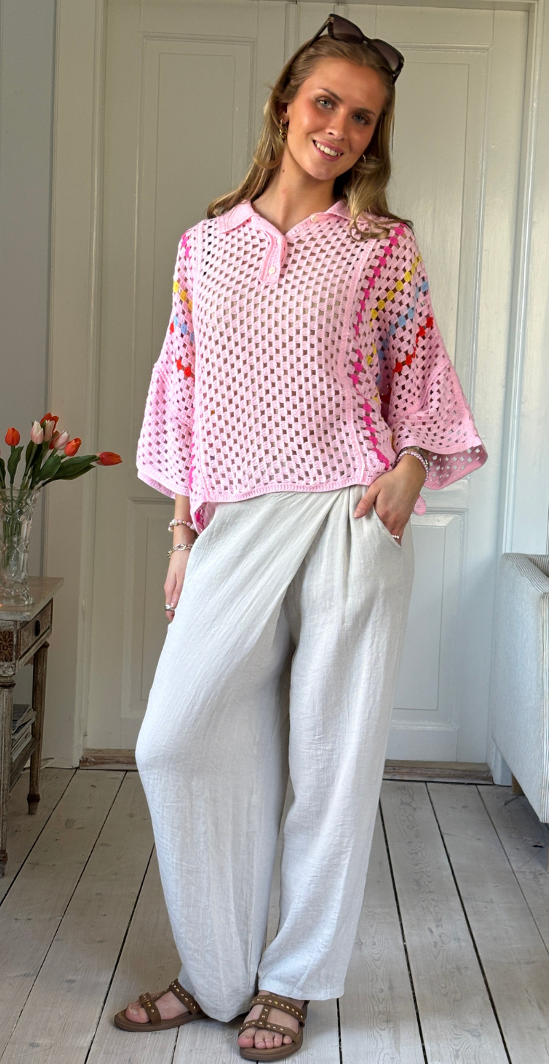 Thelma hæklet bluse med stolpelukning og krave rosa LikeLondon