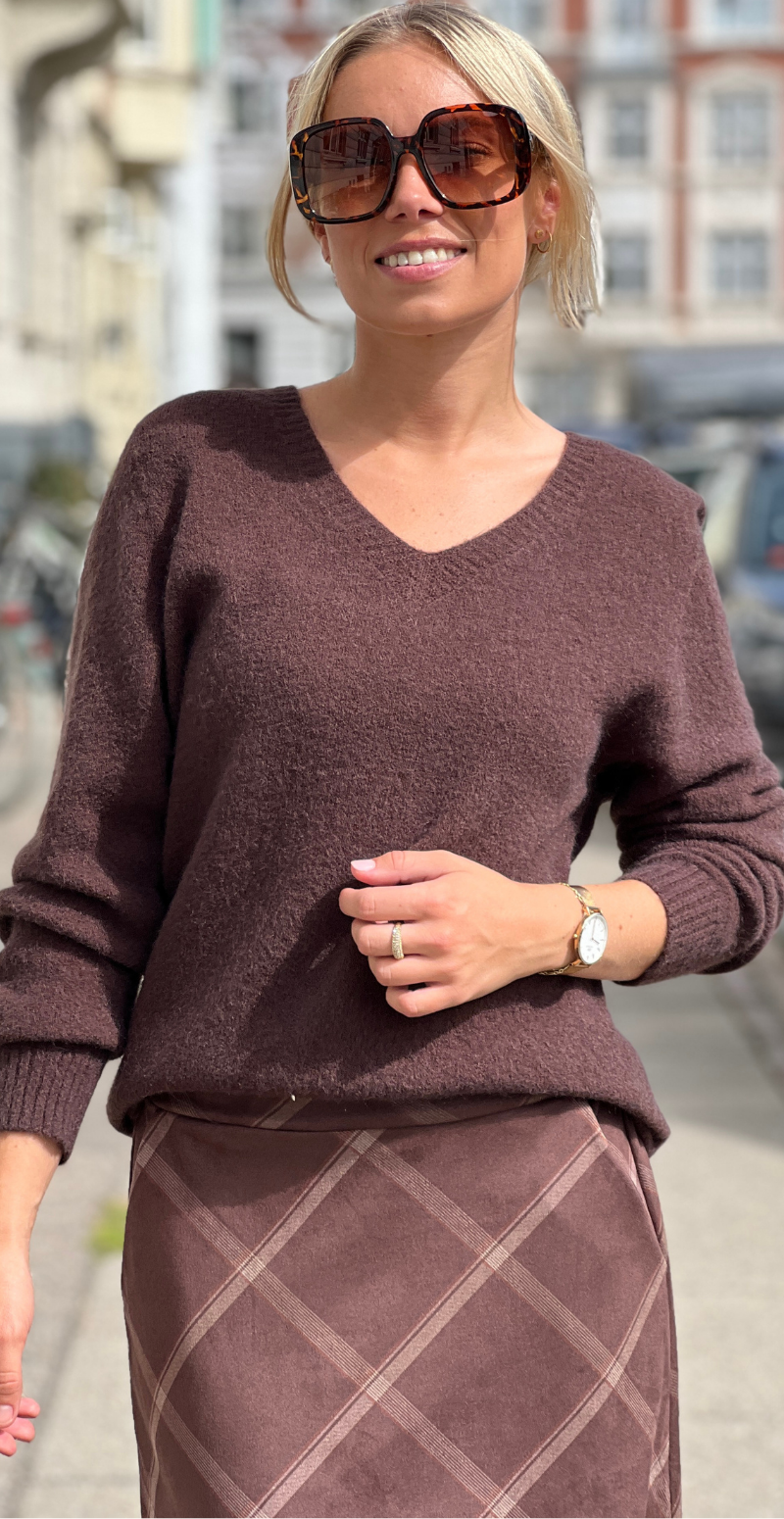 Karen ensfarvet strikbluse med v-hals brun LikeLondon