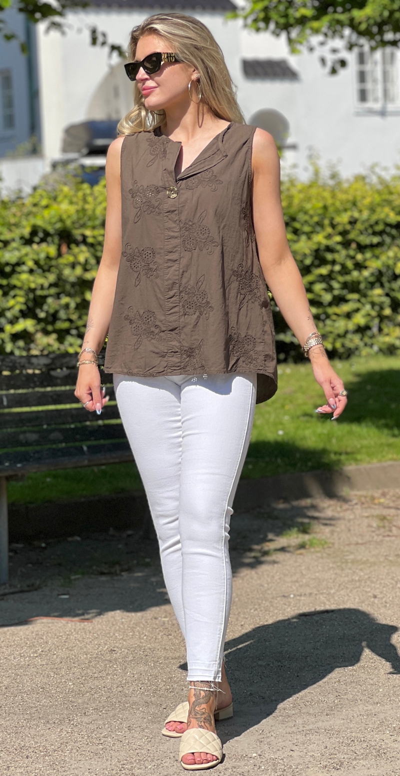 Vega ærmeløs bluse med broderi anglaise og bronzeknap brun LikeLondon