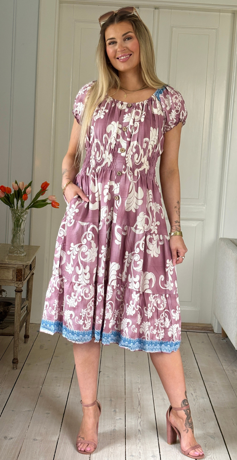 Abby kjole med paisleyprint og smock rosa LikeLondon