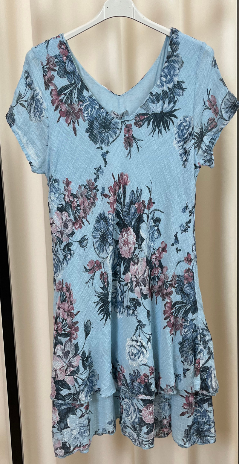 Simone kjole i 2 lag med blomsterprint lysblå LikeLondon