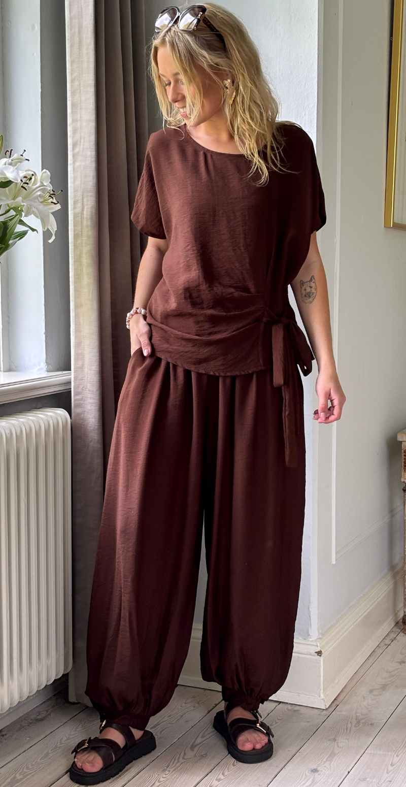 Forudbestil uge 23 Ellie kortærmet bluse med bindebånd i siden brun LikeLondon