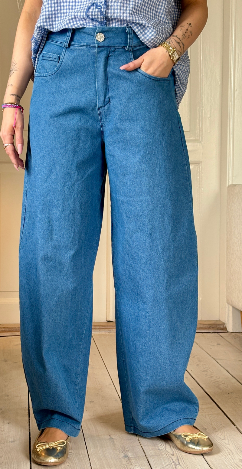 Daniella denimbukser med vidde og en rhinstenknap medium jeans LikeLondon