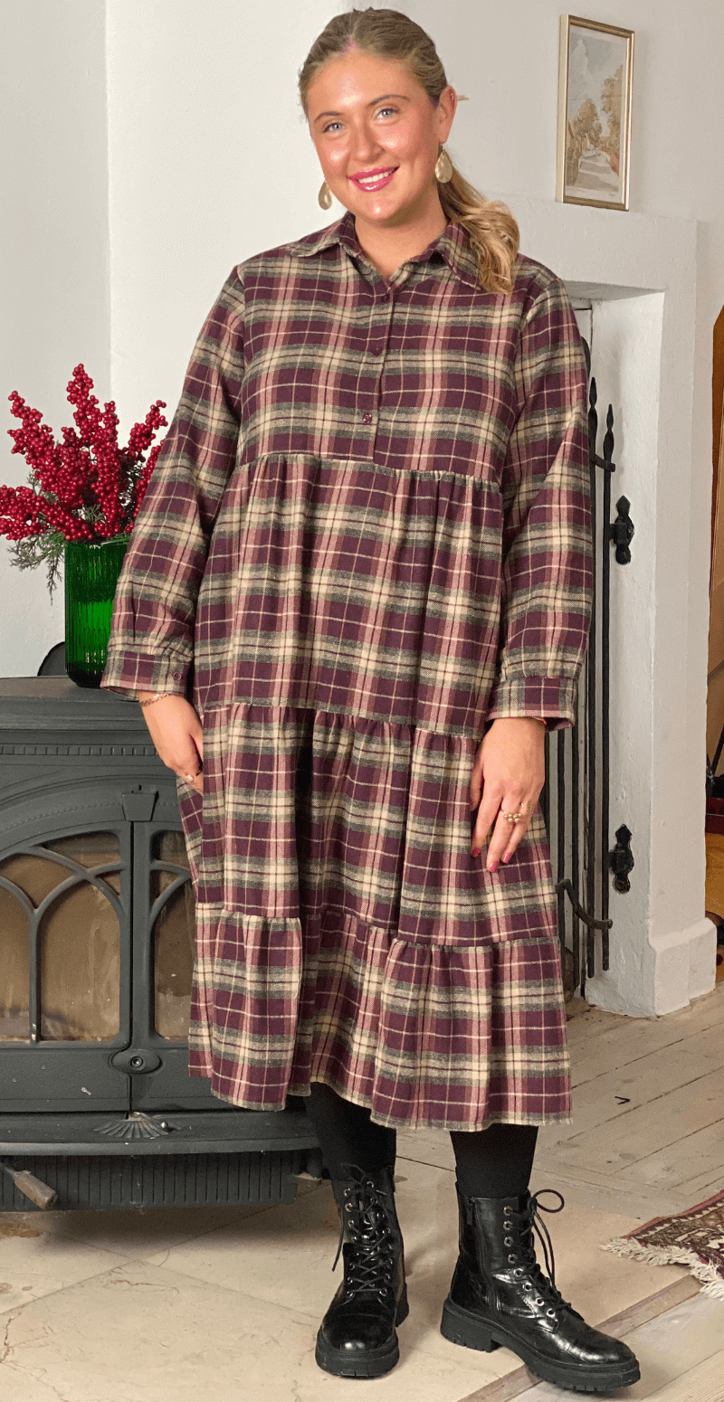 Naya ternet kjole med peplum effekt bordeaux LikeLondon