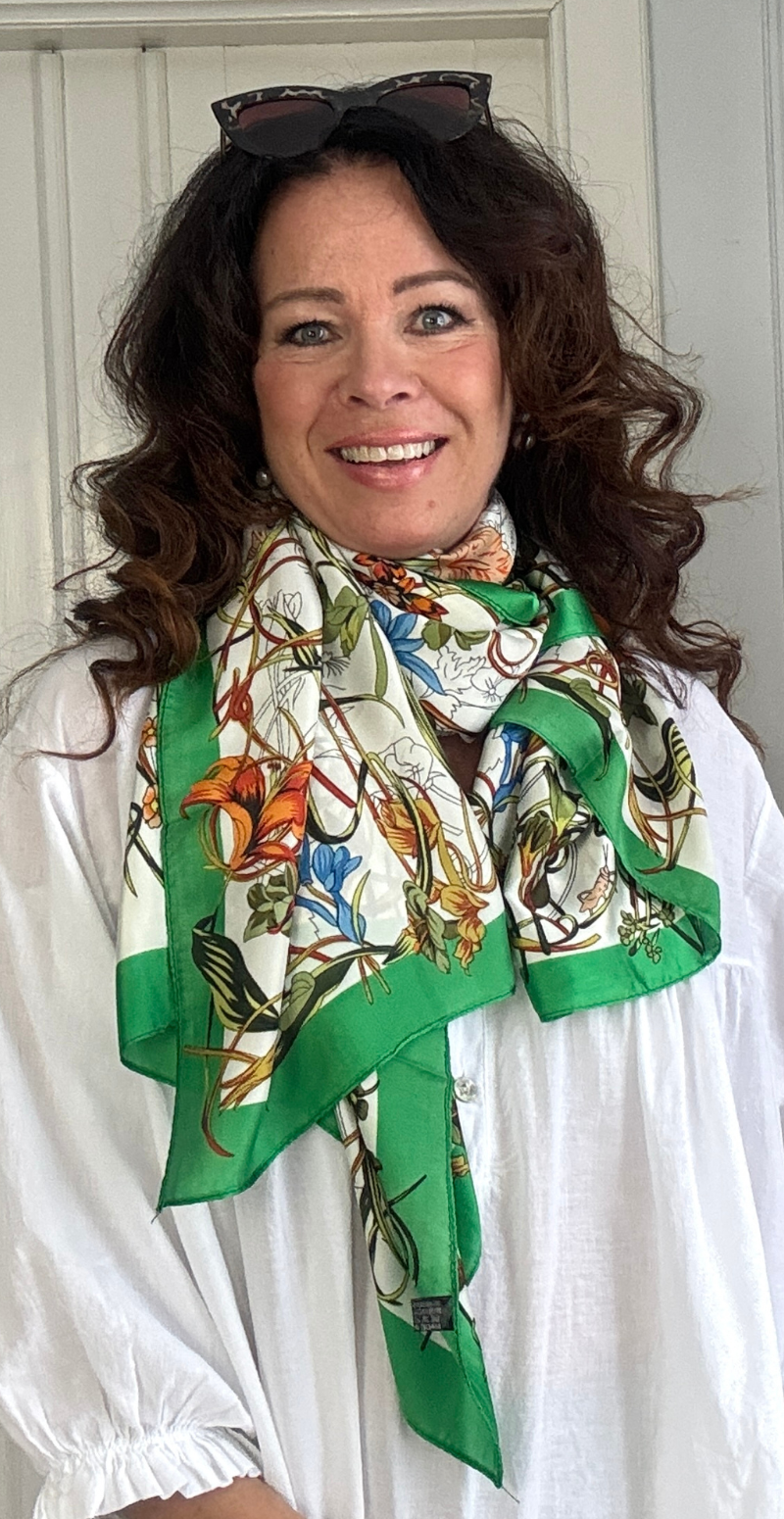 Silketørklæde med blomster og små sommerfugle grøn LikeLondon