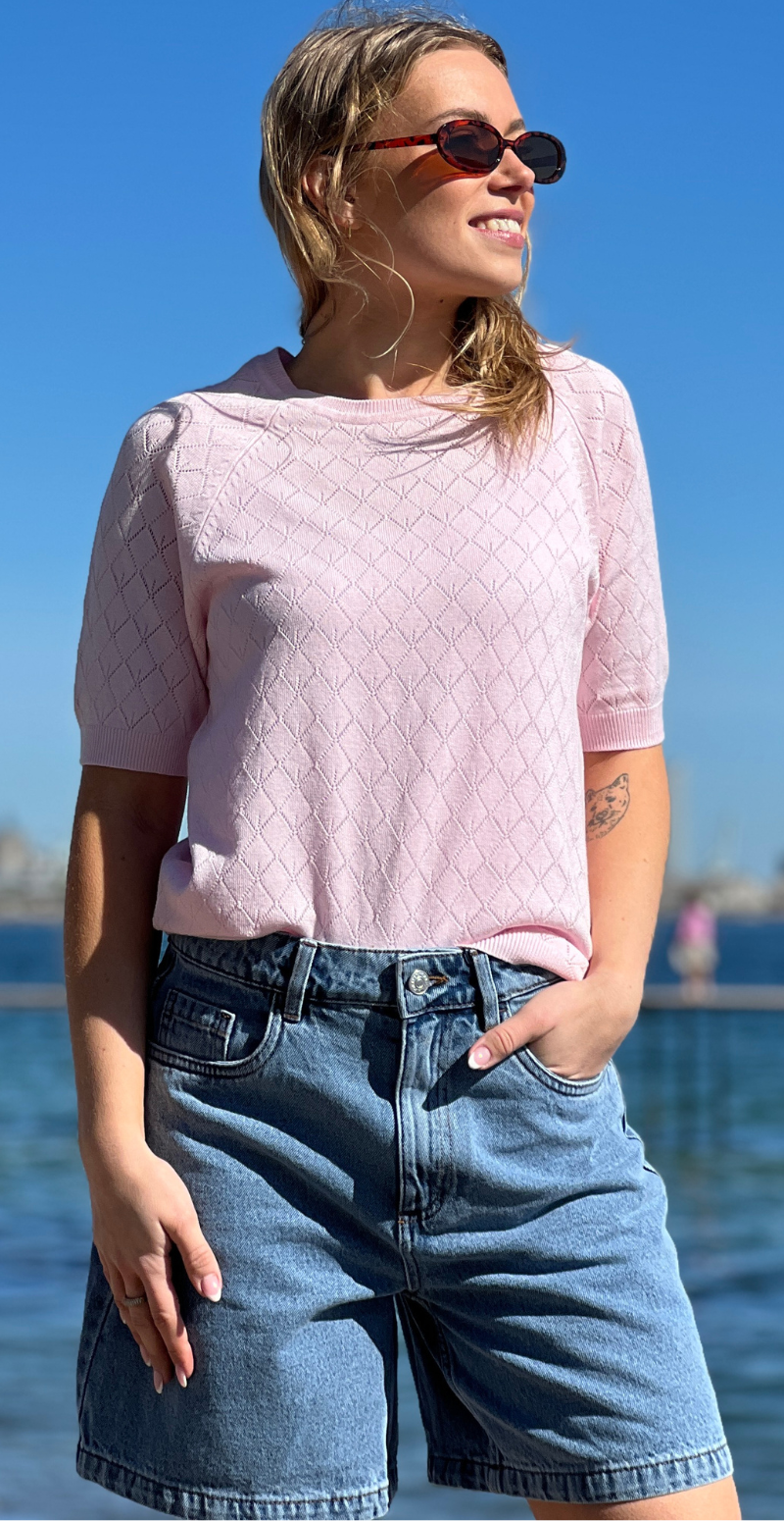 Omanja bluse med hulmønster parfait pink B.young