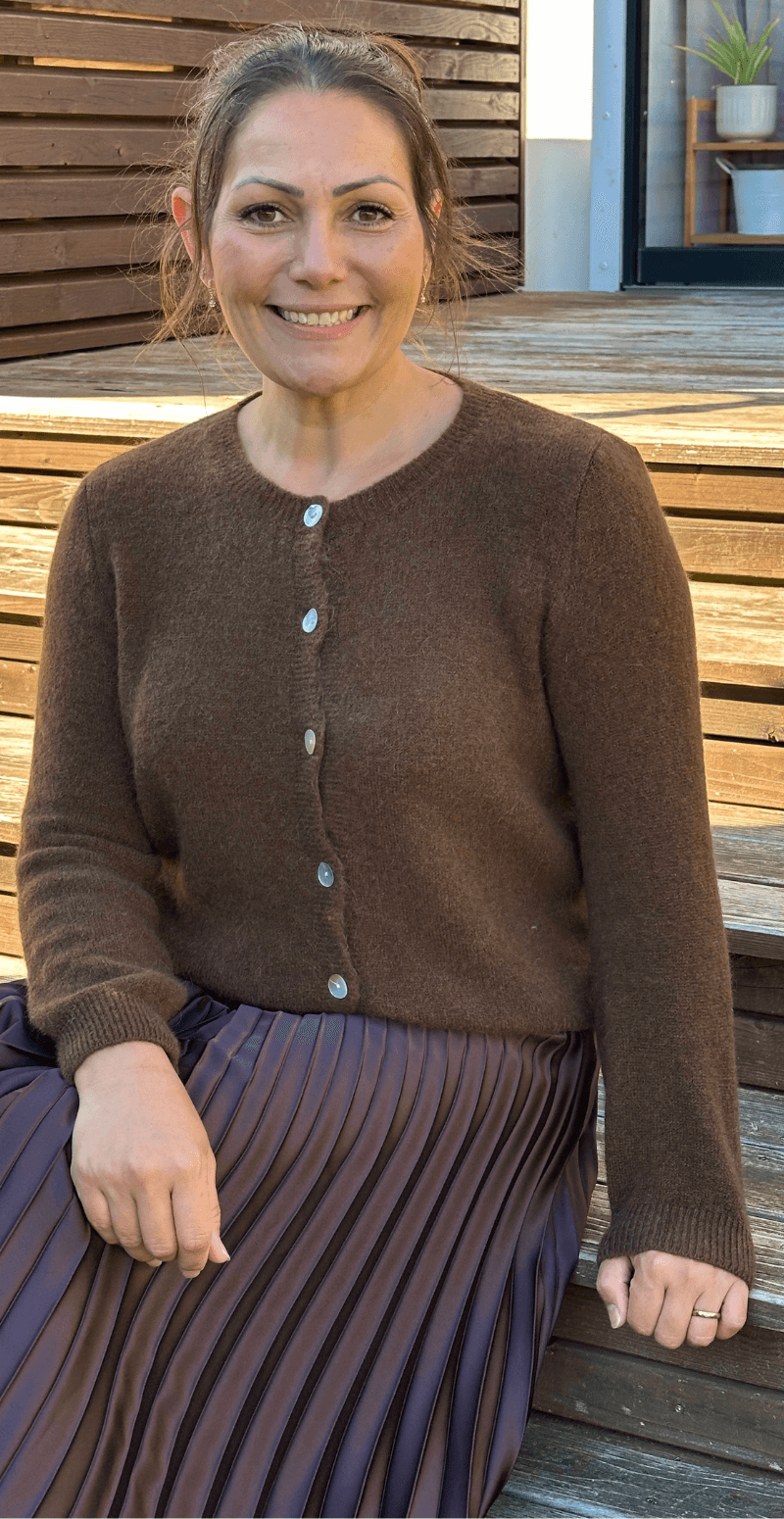 Celeste uld cardigan med perlemorsknapper brun LikeLondon By Christina