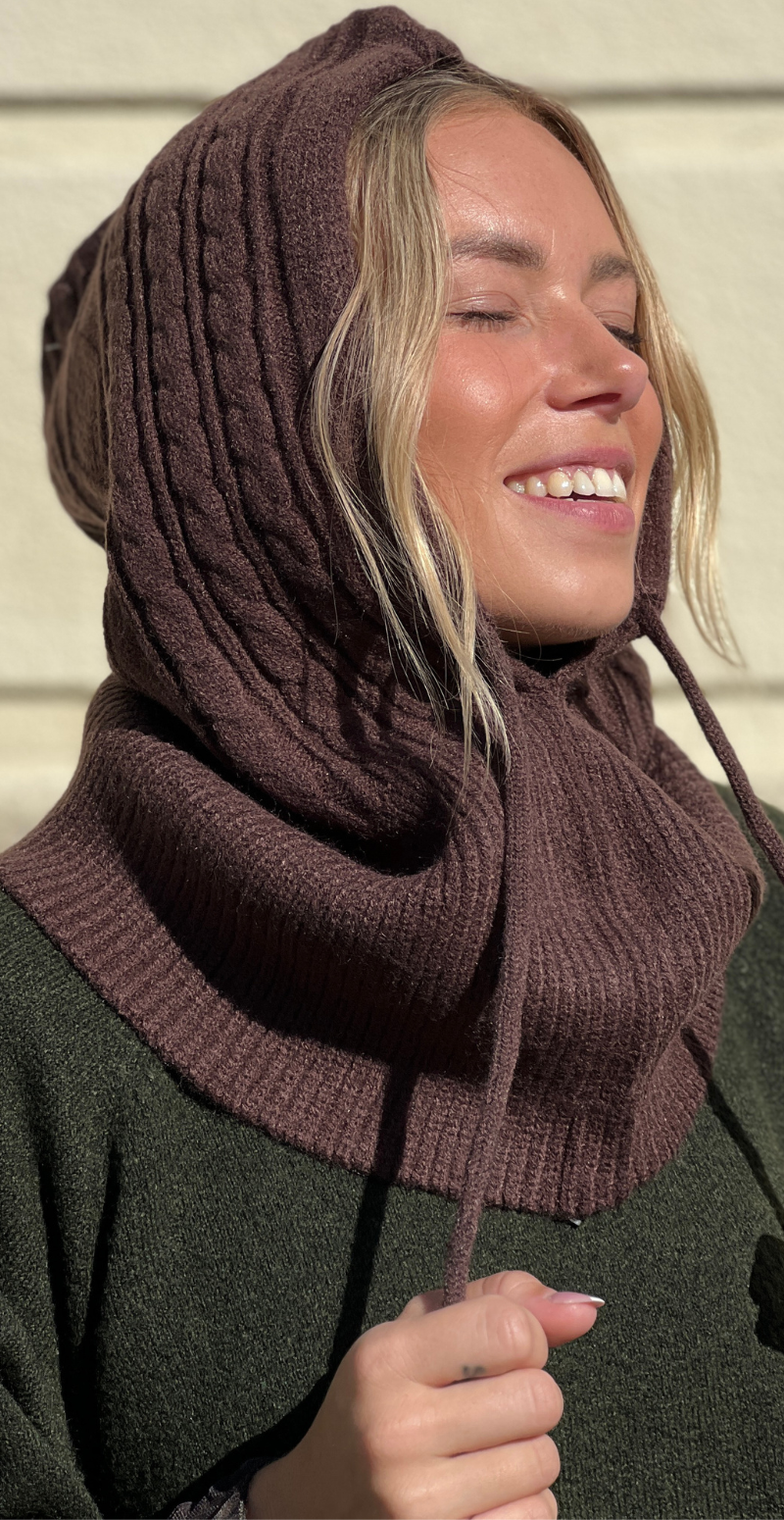 Balaclava med kabelmønster og snøre deep coffee LikeLondon