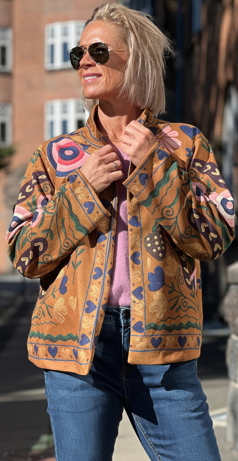Sissal jakke i ruskindslook med broderet mønster mustard LikeLondon
