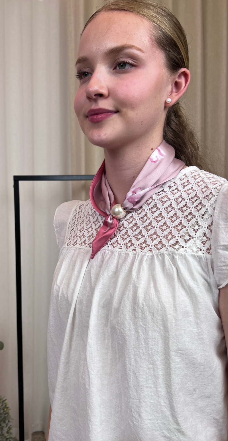 Tørklæde med perle og magnetlukning pink LikeLondon